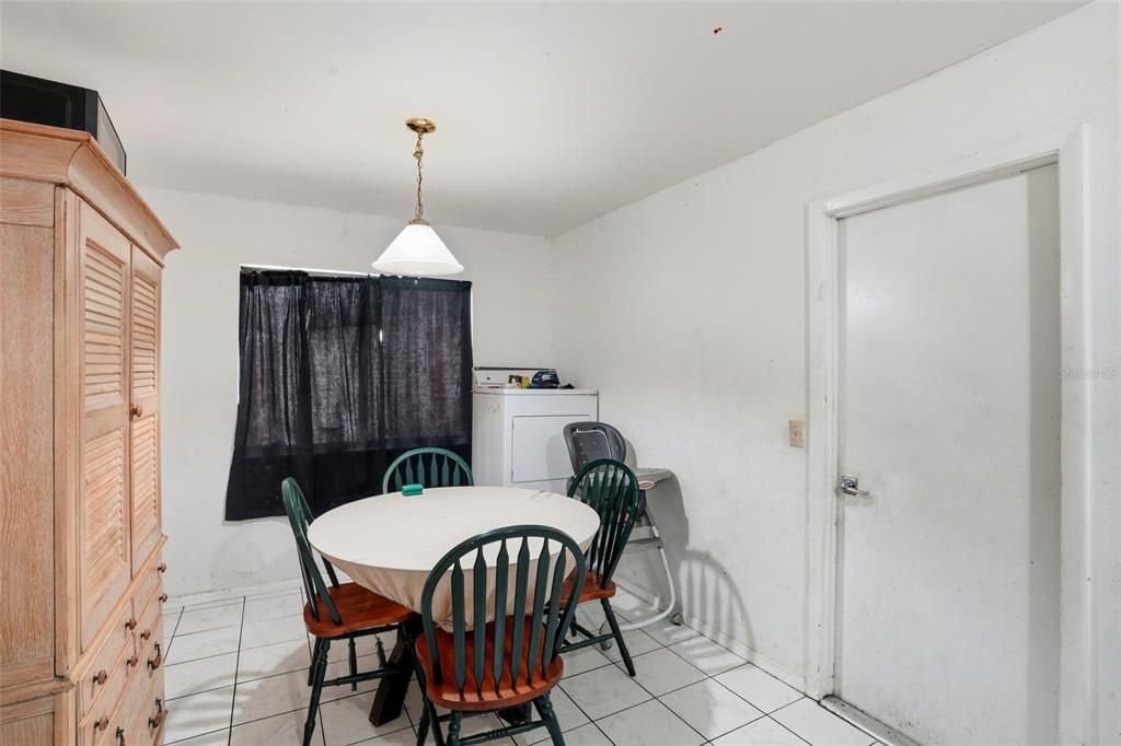 待售: $205,000 (3 贝兹, 2 浴室, 1296 平方英尺)