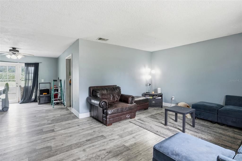 待售: $205,000 (3 贝兹, 2 浴室, 1296 平方英尺)