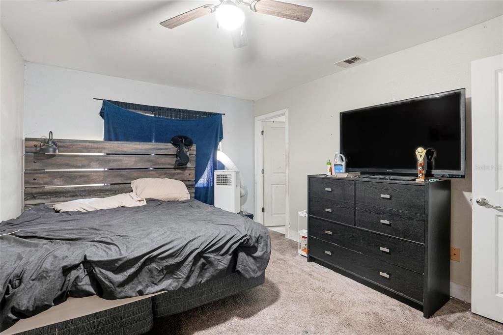 待售: $205,000 (3 贝兹, 2 浴室, 1296 平方英尺)