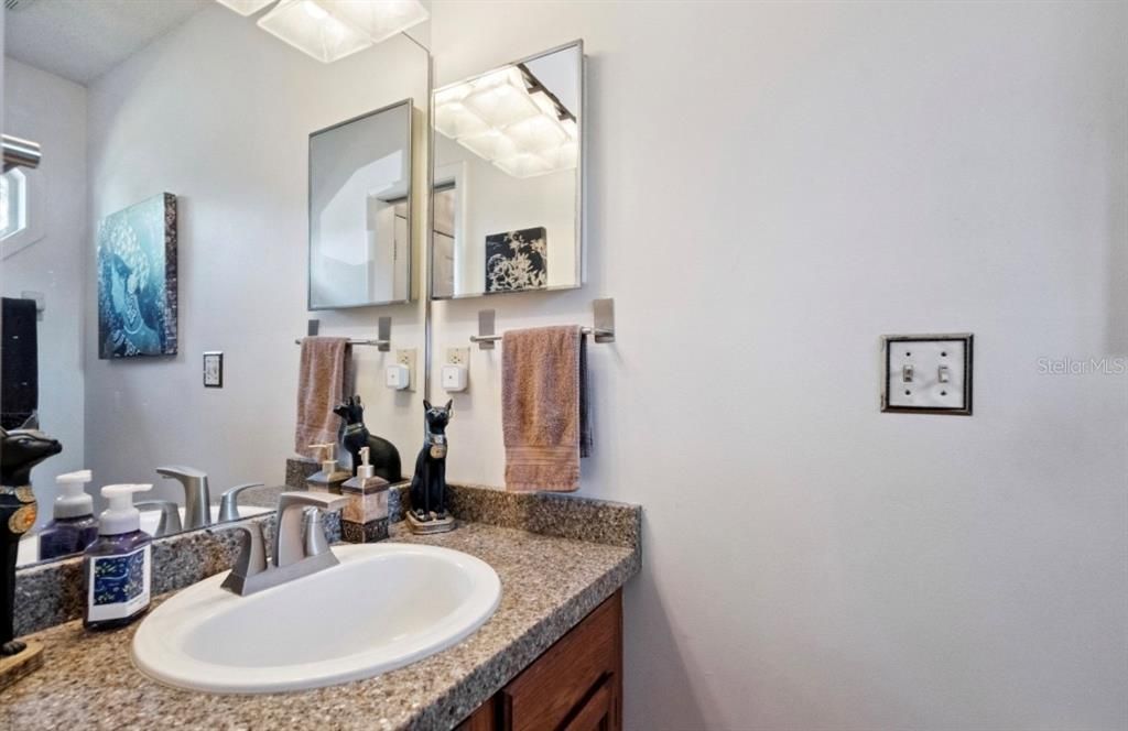 待售: $284,700 (2 贝兹, 2 浴室, 1238 平方英尺)