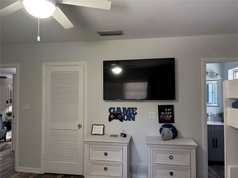 For Rent: $4,300 (3 beds, 3 baths, 1841 Square Feet)