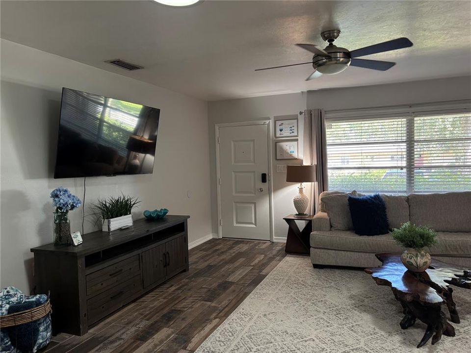 For Rent: $4,300 (3 beds, 3 baths, 1841 Square Feet)