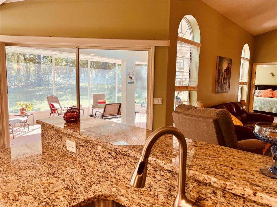 合同活跃: $260,500 (3 贝兹, 2 浴室, 1616 平方英尺)