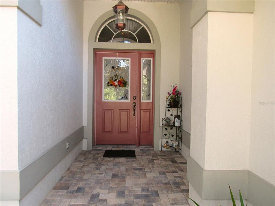 合同活跃: $260,500 (3 贝兹, 2 浴室, 1616 平方英尺)