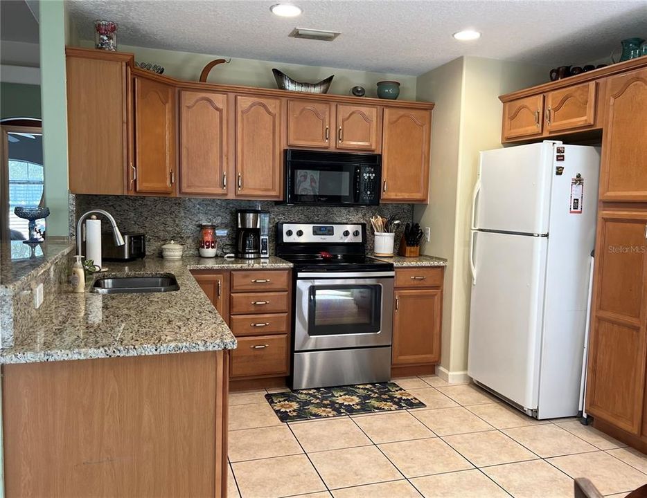 合同活跃: $260,500 (3 贝兹, 2 浴室, 1616 平方英尺)