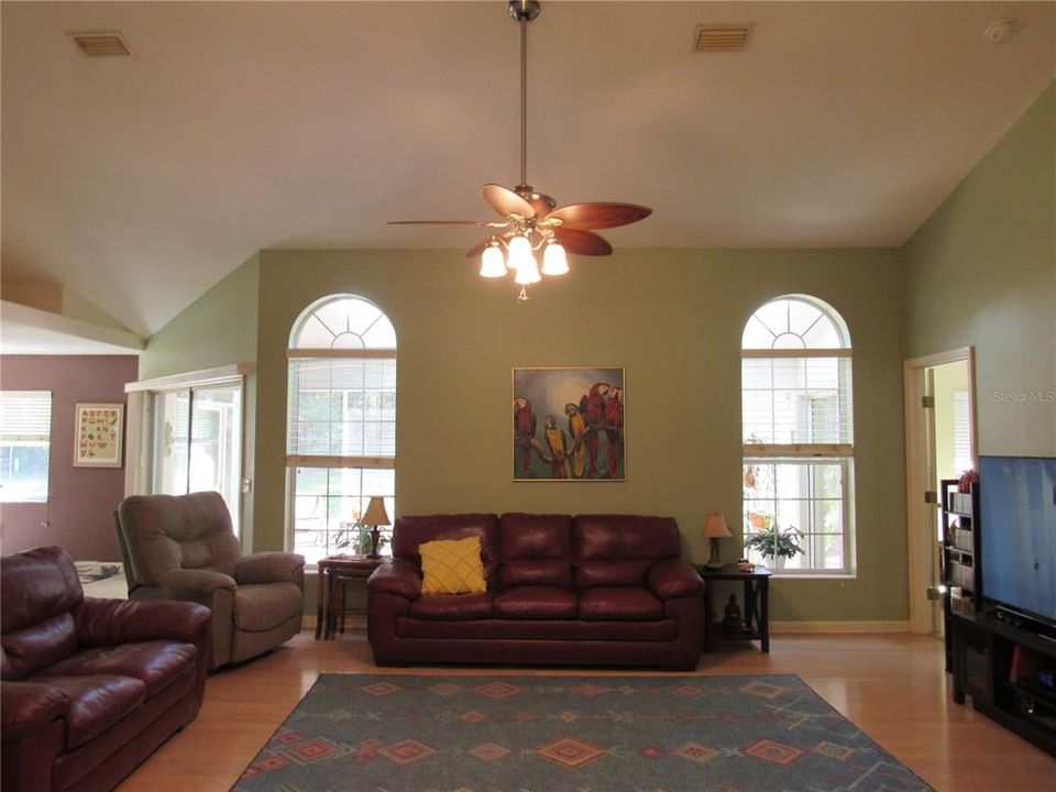 合同活跃: $260,500 (3 贝兹, 2 浴室, 1616 平方英尺)