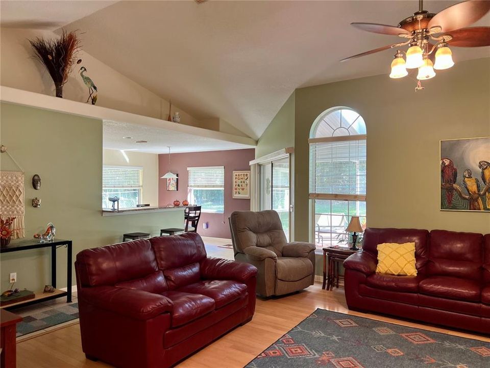 合同活跃: $260,500 (3 贝兹, 2 浴室, 1616 平方英尺)