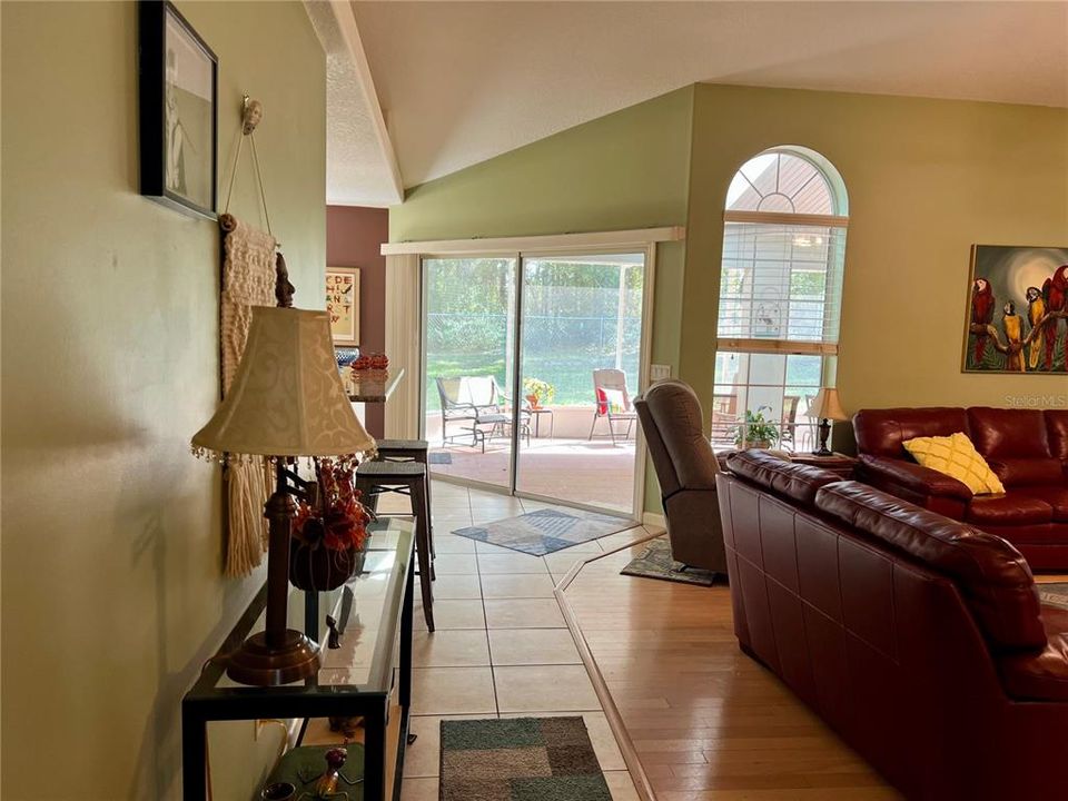 合同活跃: $260,500 (3 贝兹, 2 浴室, 1616 平方英尺)