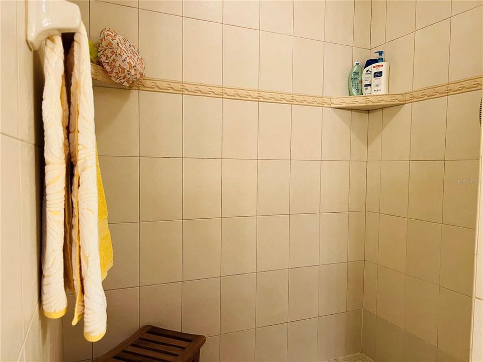 合同活跃: $260,500 (3 贝兹, 2 浴室, 1616 平方英尺)