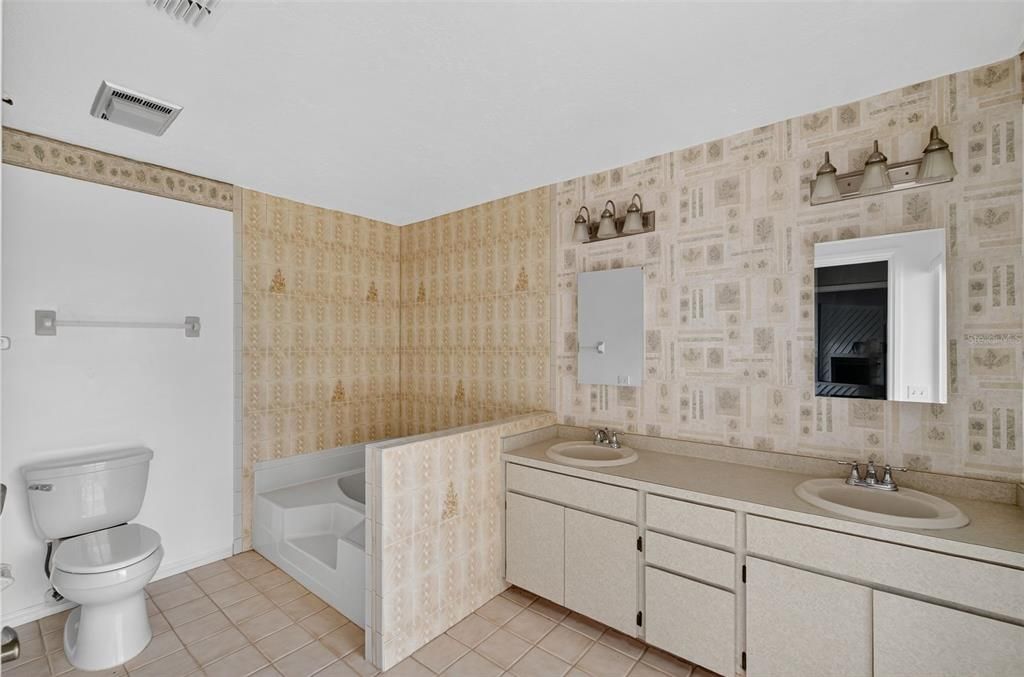 For Sale: $349,900 (2 beds, 2 baths, 1570 Square Feet)