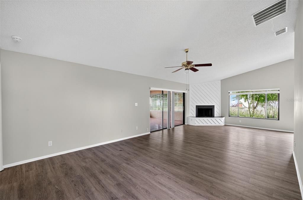 For Sale: $349,900 (2 beds, 2 baths, 1570 Square Feet)