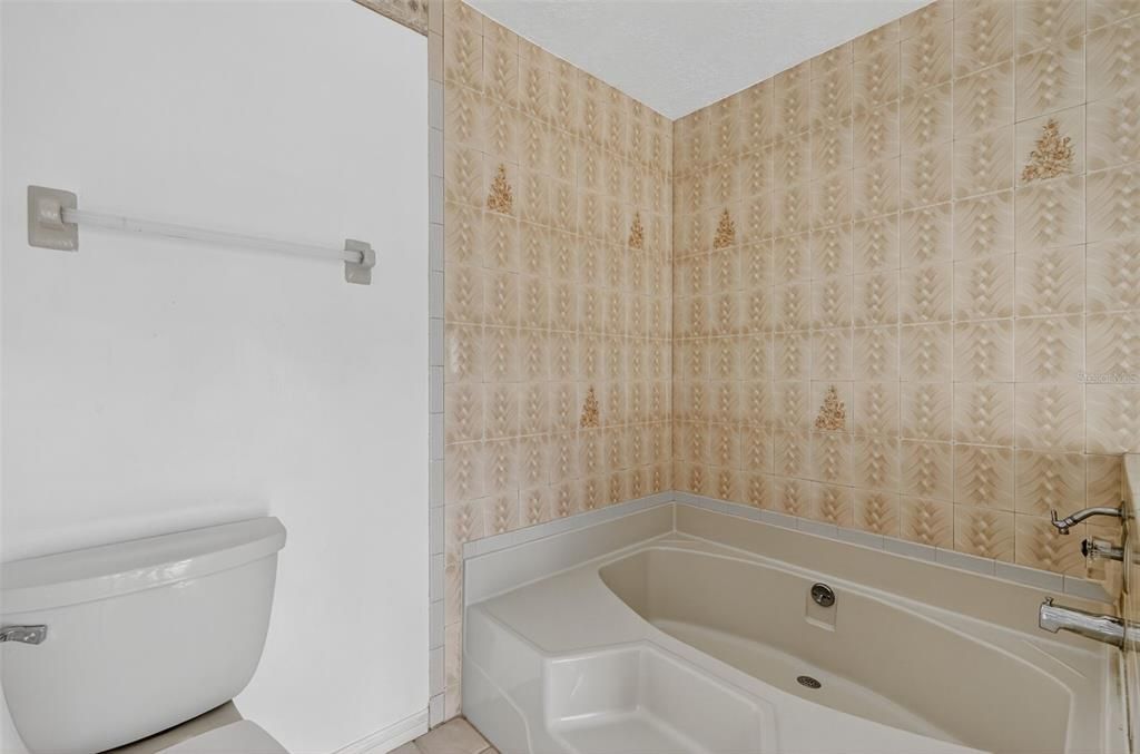 For Sale: $349,900 (2 beds, 2 baths, 1570 Square Feet)