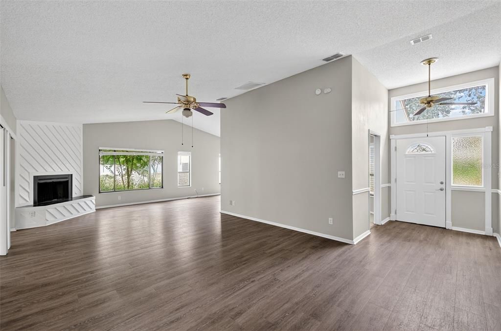 For Sale: $349,900 (2 beds, 2 baths, 1570 Square Feet)