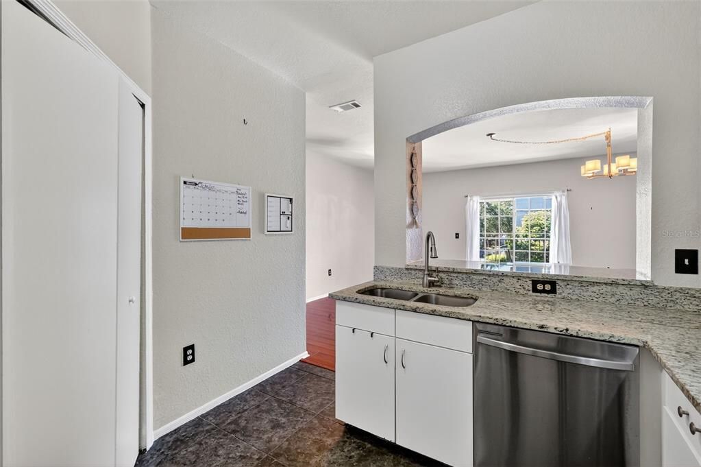 待售: $224,900 (2 贝兹, 2 浴室, 1242 平方英尺)