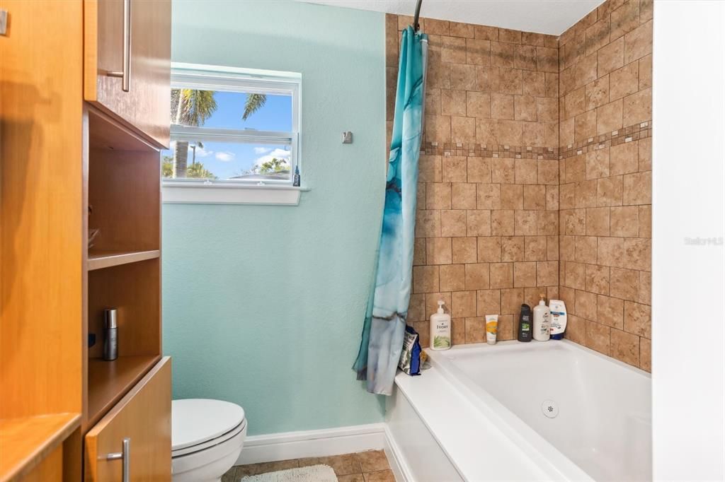 Activo con contrato: $3,600 (3 camas, 3 baños, 2492 Pies cuadrados)