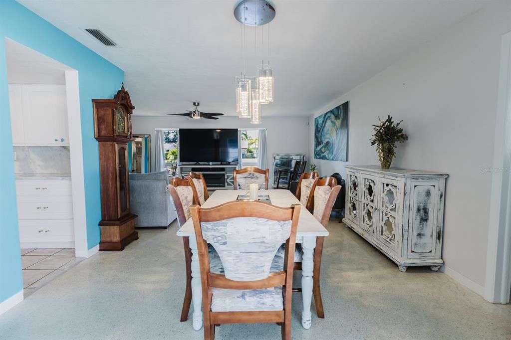 Activo con contrato: $3,600 (3 camas, 3 baños, 2492 Pies cuadrados)