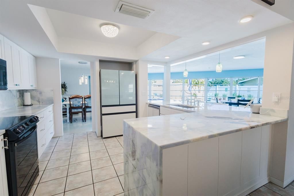 Activo con contrato: $3,600 (3 camas, 3 baños, 2492 Pies cuadrados)