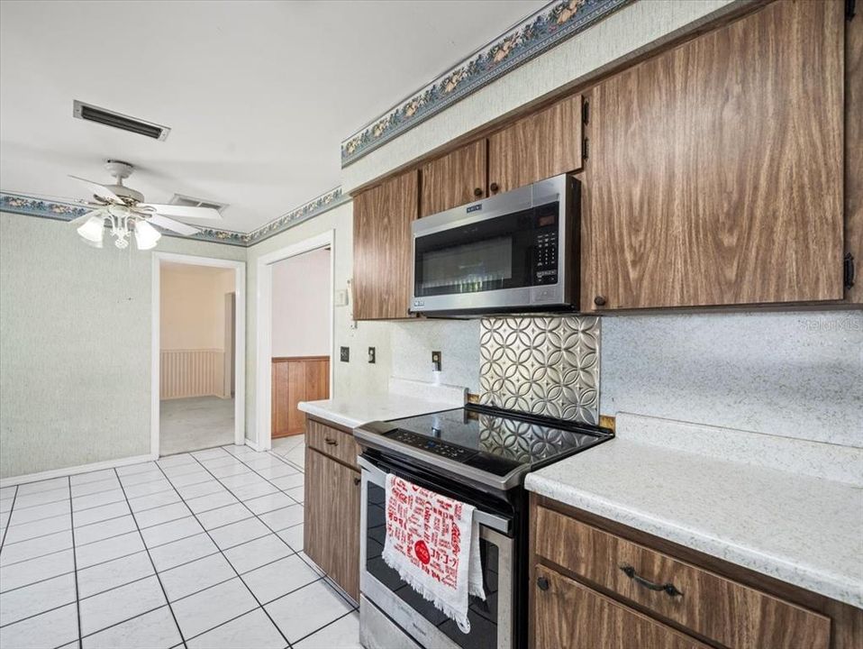 Active With Contract: $550,000 (4 beds, 2 baths, 2405 Square Feet)