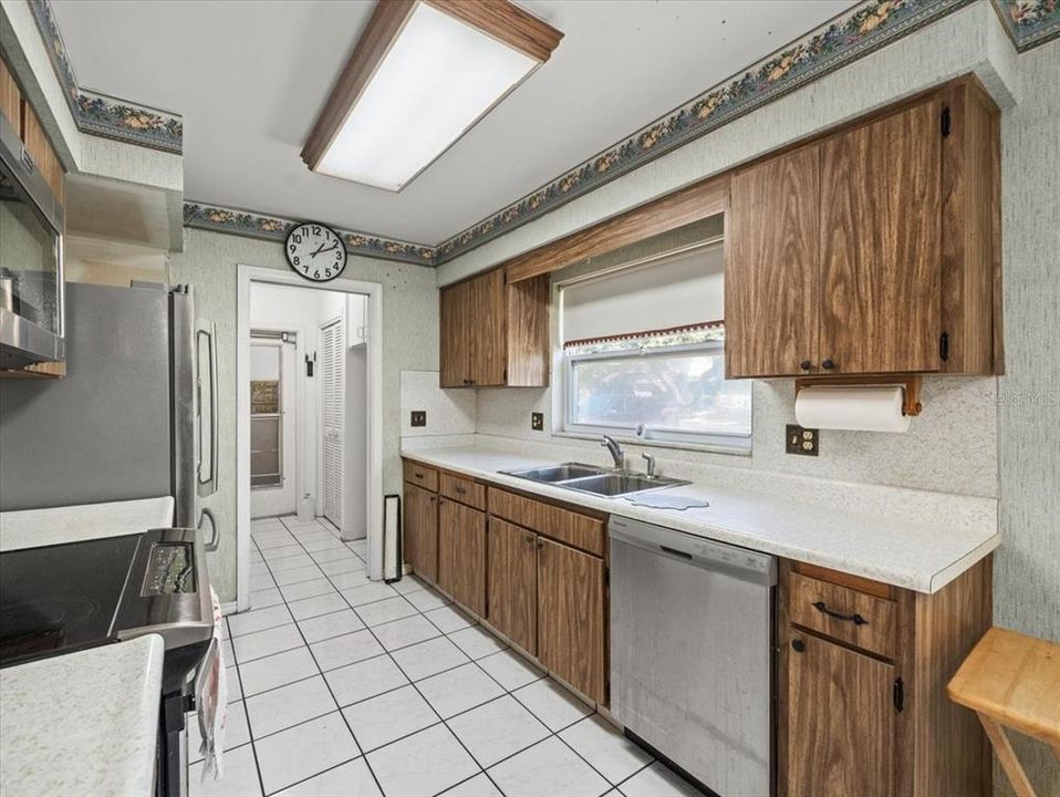 Active With Contract: $550,000 (4 beds, 2 baths, 2405 Square Feet)