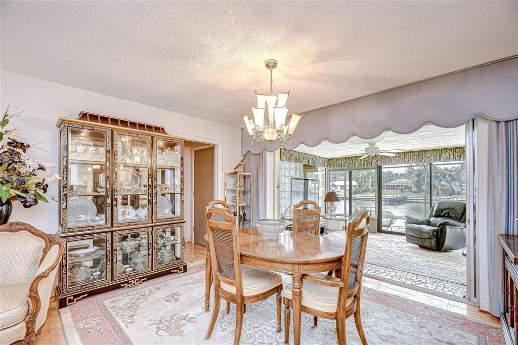 En Venta: $979,000 (3 camas, 3 baños, 2536 Pies cuadrados)