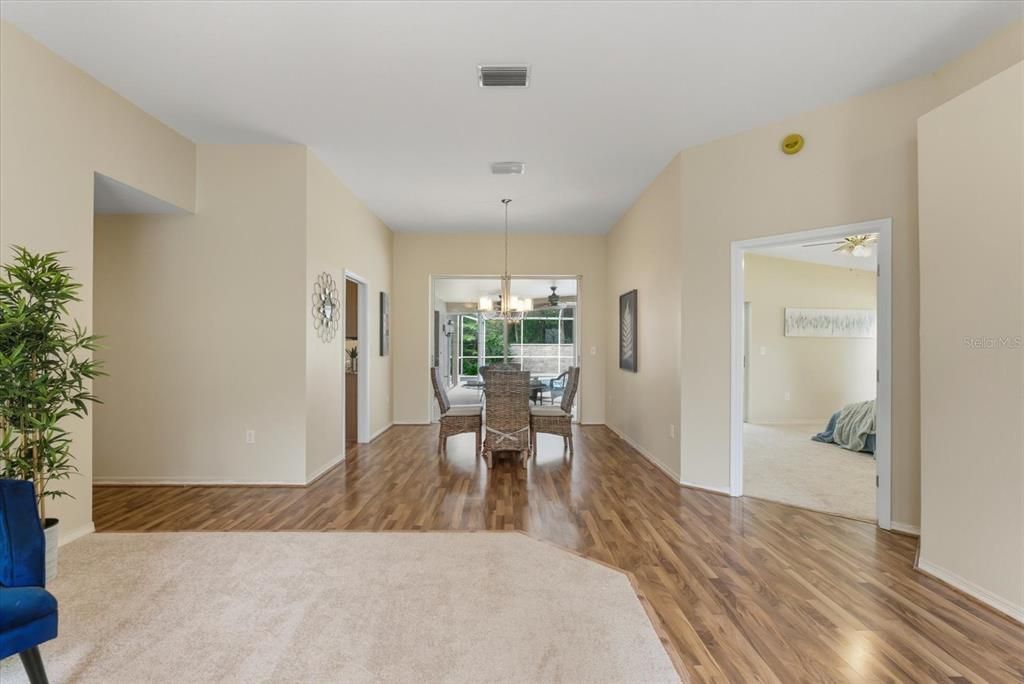 Под контрактом: $624,900 (4 спален, 2 ванн, 2128 Квадратных фут)