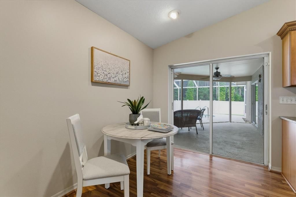 Под контрактом: $624,900 (4 спален, 2 ванн, 2128 Квадратных фут)