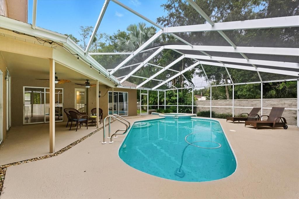 Под контрактом: $624,900 (4 спален, 2 ванн, 2128 Квадратных фут)