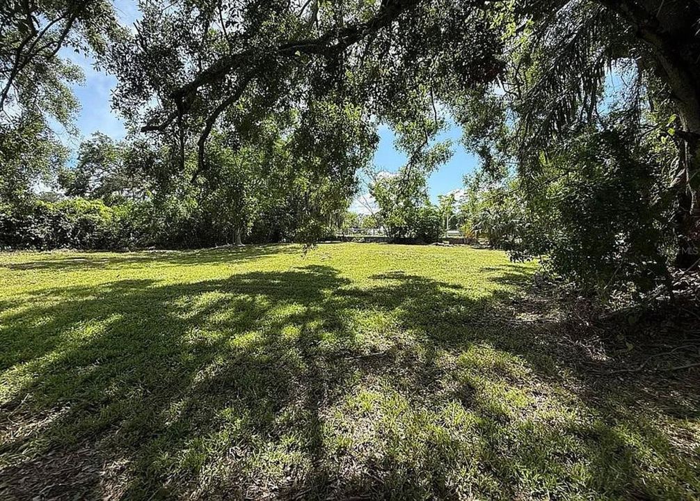 На продажу: $275,000 (0.32 acres)