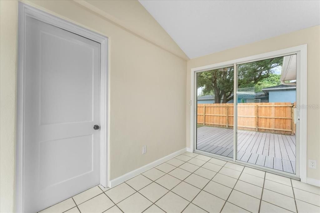 Activo con contrato: $2,300 (2 camas, 1 baños, 1150 Pies cuadrados)