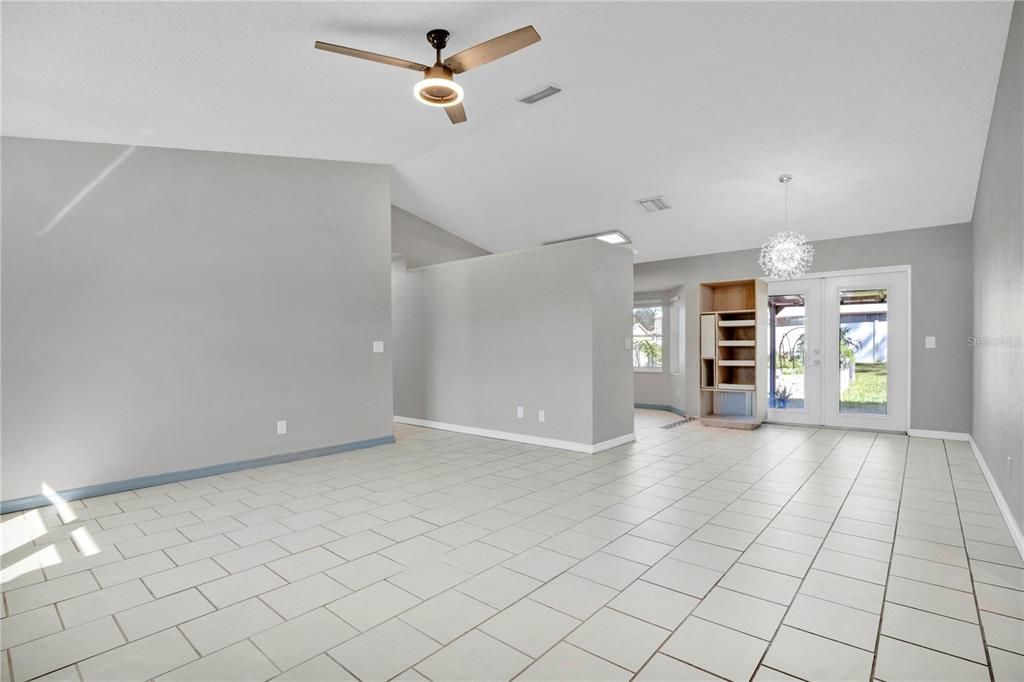 合同活跃: $285,000 (4 贝兹, 2 浴室, 1394 平方英尺)