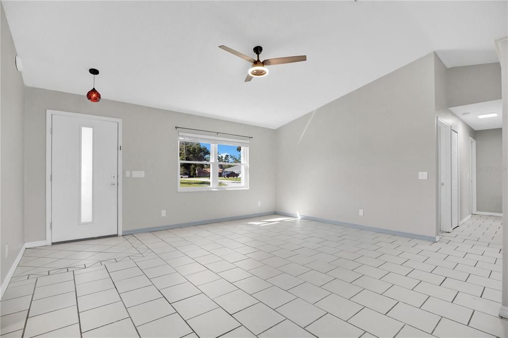 合同活跃: $285,000 (4 贝兹, 2 浴室, 1394 平方英尺)