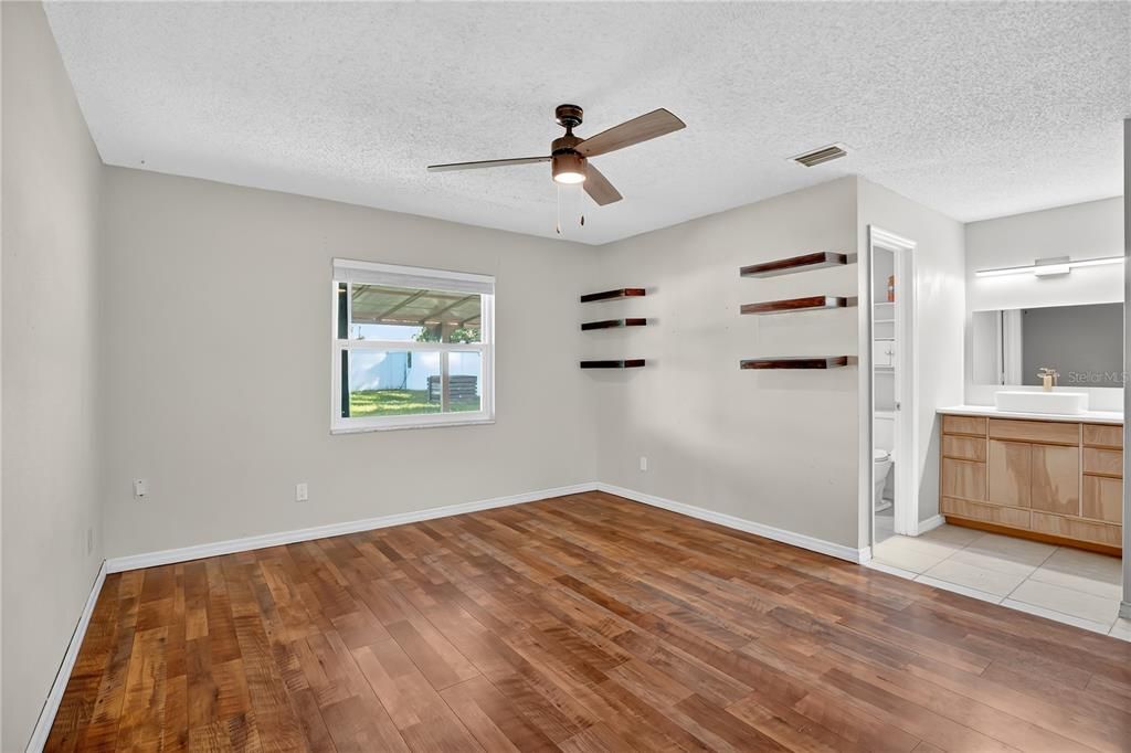 合同活跃: $285,000 (4 贝兹, 2 浴室, 1394 平方英尺)