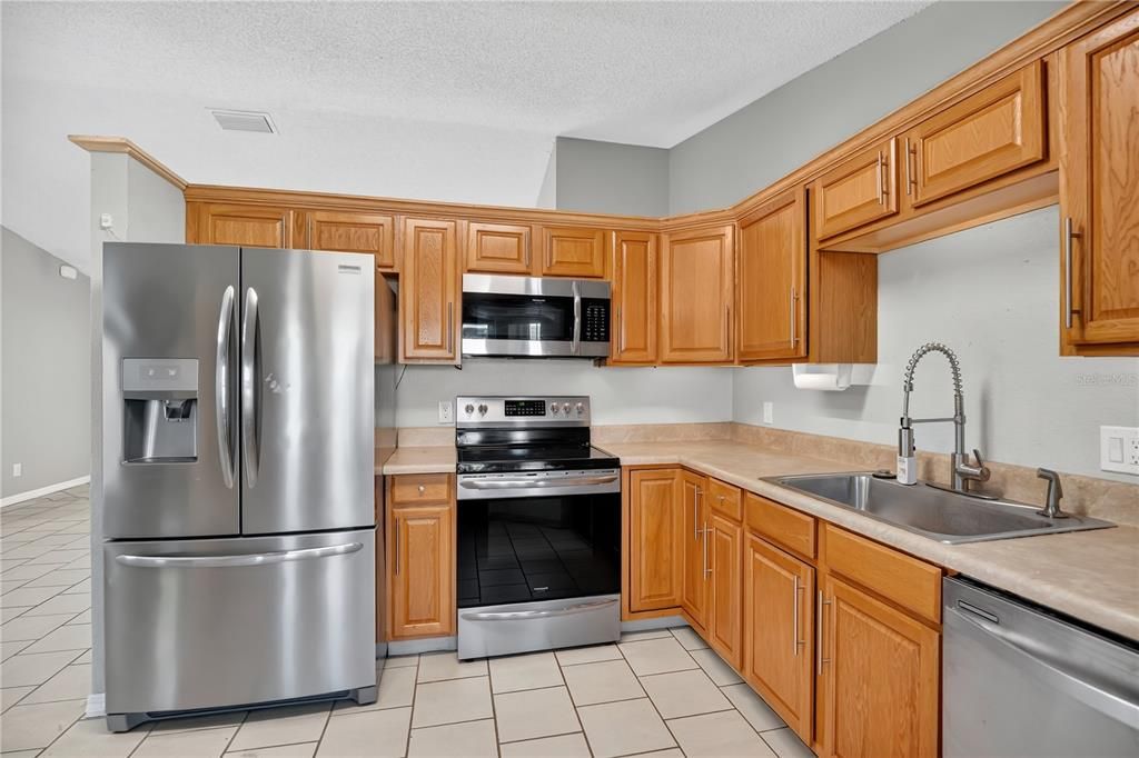 合同活跃: $285,000 (4 贝兹, 2 浴室, 1394 平方英尺)