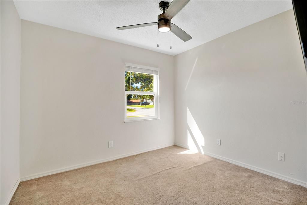 合同活跃: $285,000 (4 贝兹, 2 浴室, 1394 平方英尺)