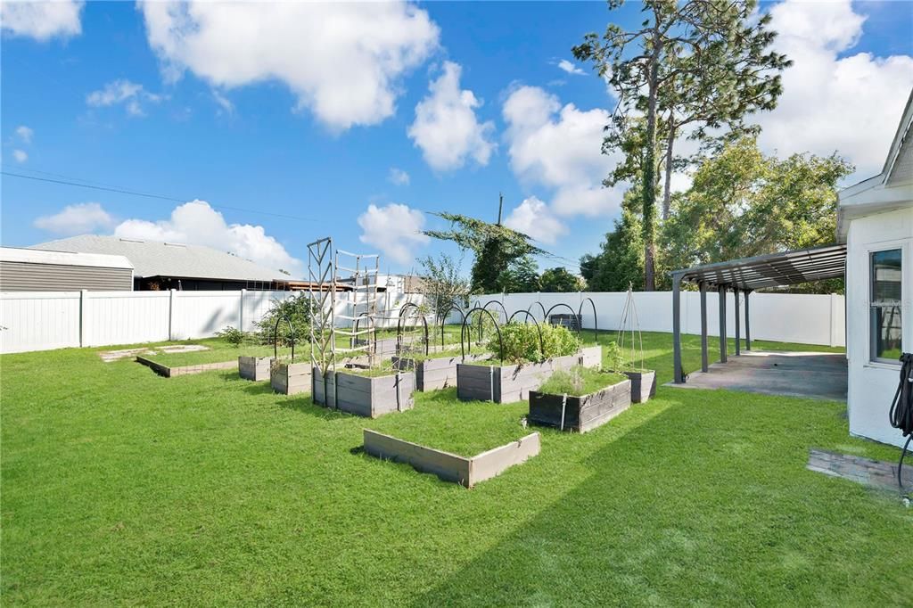 合同活跃: $285,000 (4 贝兹, 2 浴室, 1394 平方英尺)