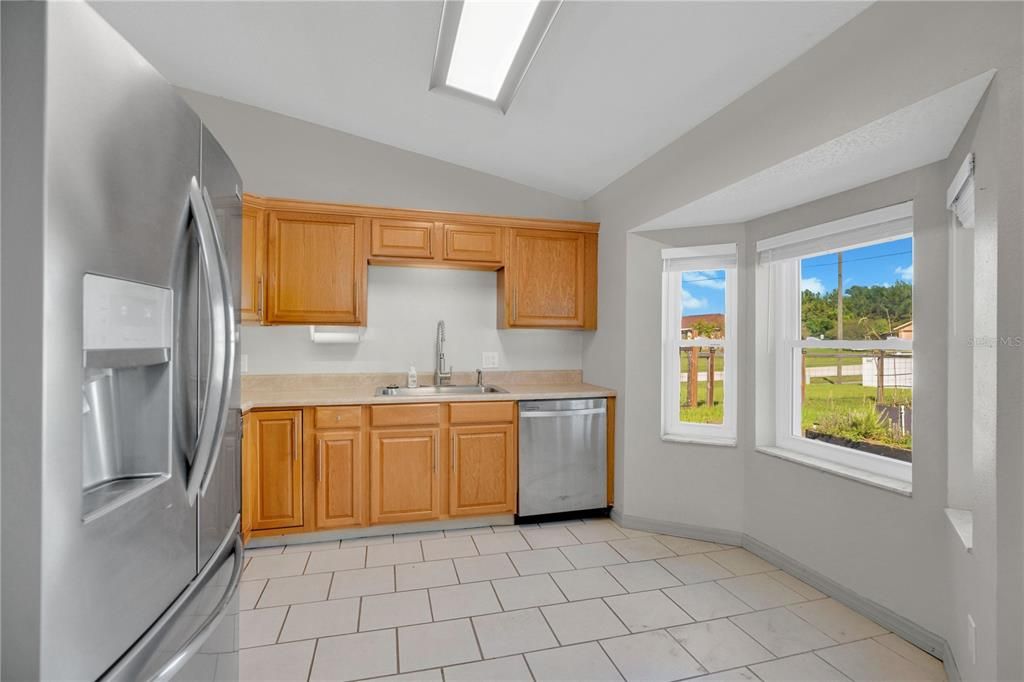 合同活跃: $285,000 (4 贝兹, 2 浴室, 1394 平方英尺)