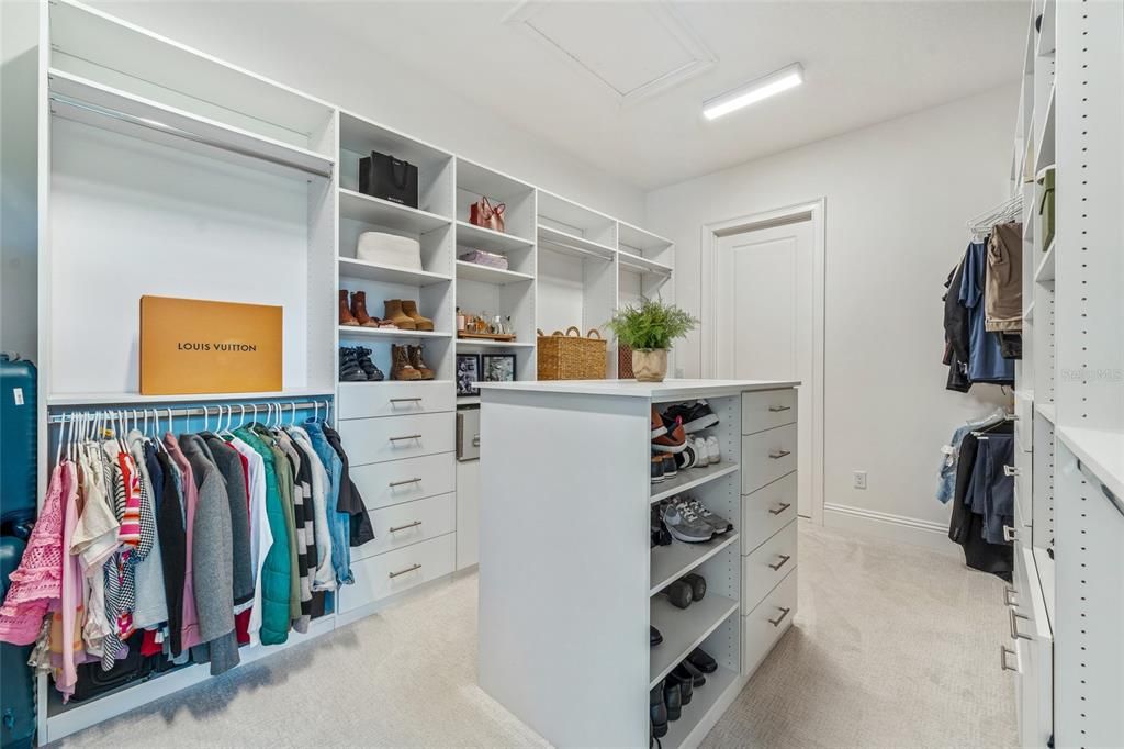 Activo con contrato: $1,287,000 (4 camas, 4 baños, 3033 Pies cuadrados)