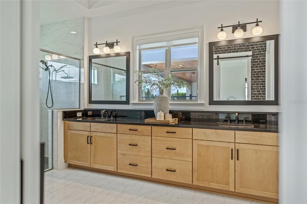 Activo con contrato: $1,287,000 (4 camas, 4 baños, 3033 Pies cuadrados)