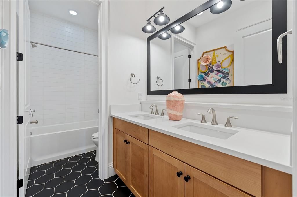 Activo con contrato: $1,287,000 (4 camas, 4 baños, 3033 Pies cuadrados)