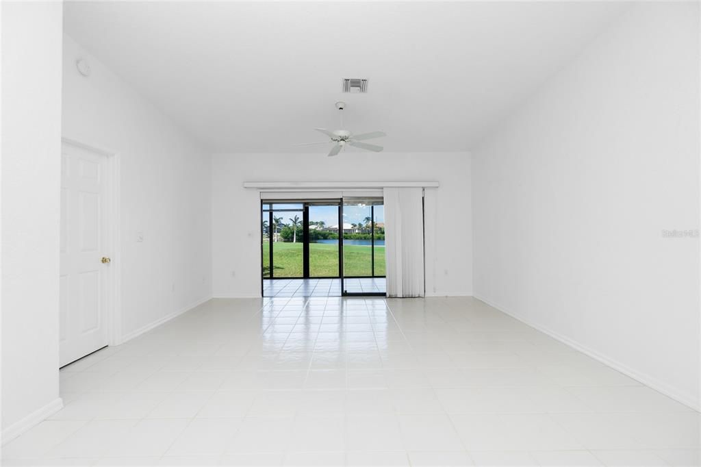 Под контрактом: $189,900 (2 спален, 2 ванн, 1340 Квадратных фут)