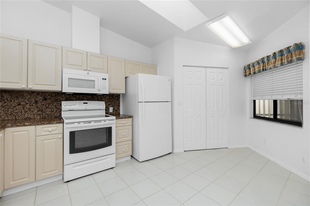 Под контрактом: $189,900 (2 спален, 2 ванн, 1340 Квадратных фут)