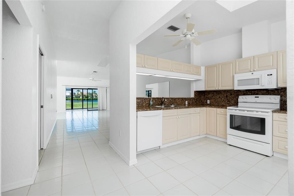 Под контрактом: $189,900 (2 спален, 2 ванн, 1340 Квадратных фут)