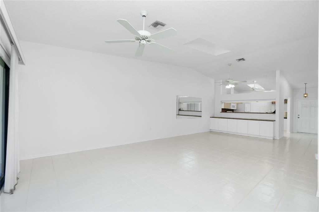 Под контрактом: $189,900 (2 спален, 2 ванн, 1340 Квадратных фут)