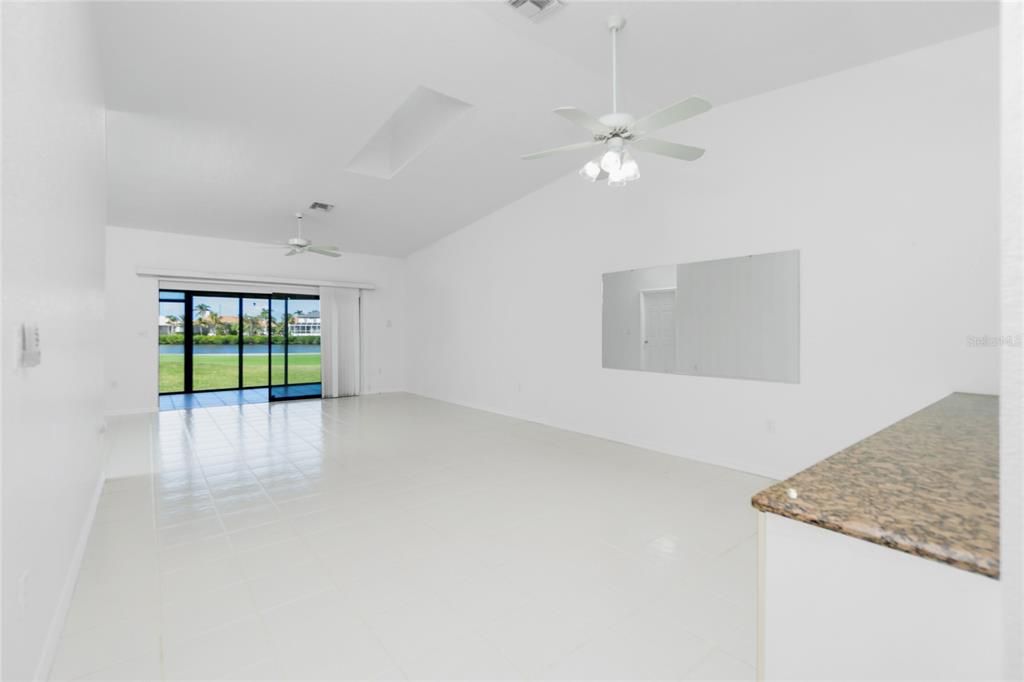 Под контрактом: $189,900 (2 спален, 2 ванн, 1340 Квадратных фут)