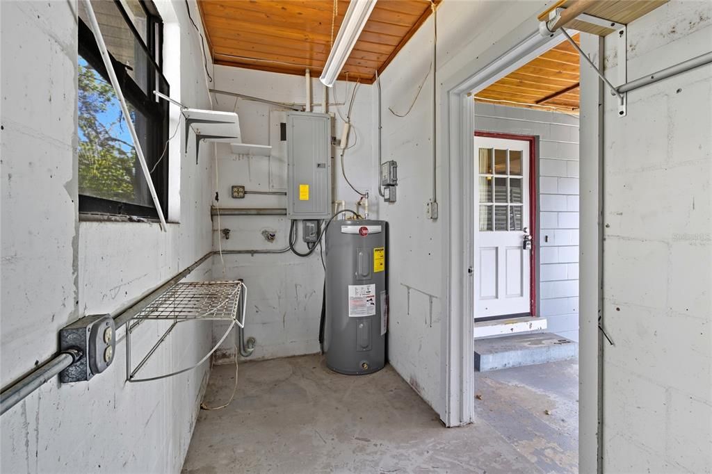 待售: $196,000 (2 贝兹, 1 浴室, 1068 平方英尺)