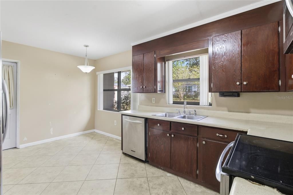 待售: $196,000 (2 贝兹, 1 浴室, 1068 平方英尺)