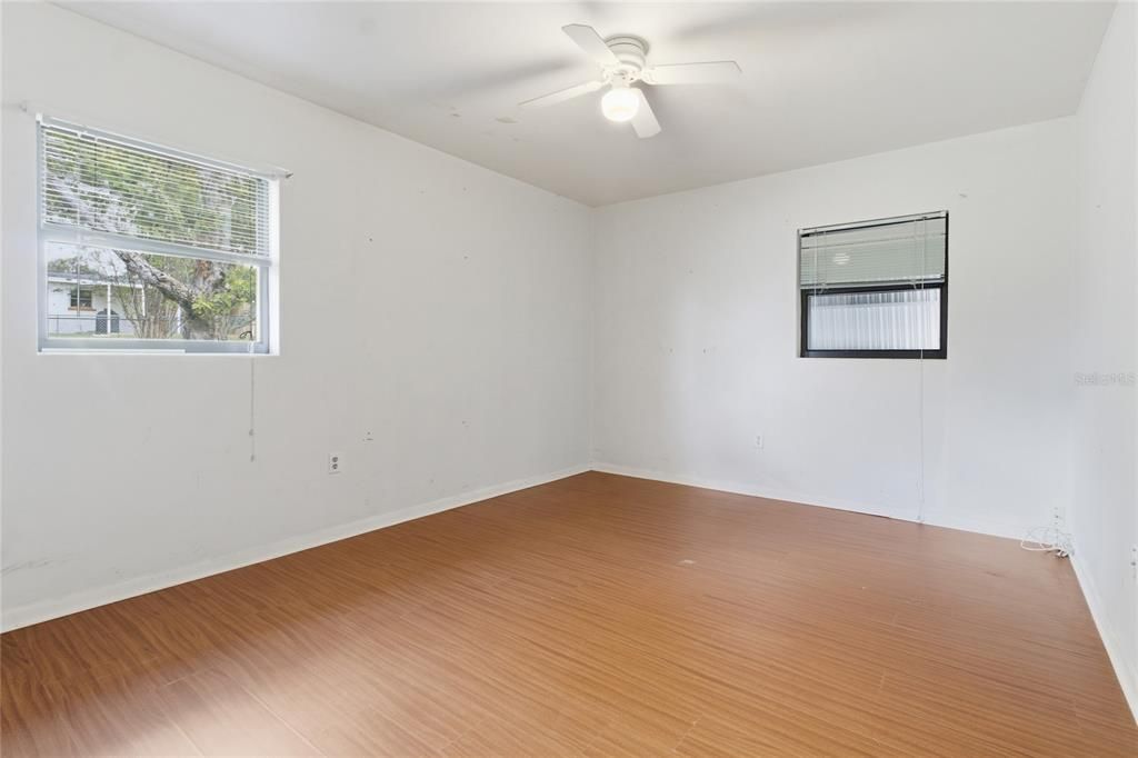 待售: $196,000 (2 贝兹, 1 浴室, 1068 平方英尺)