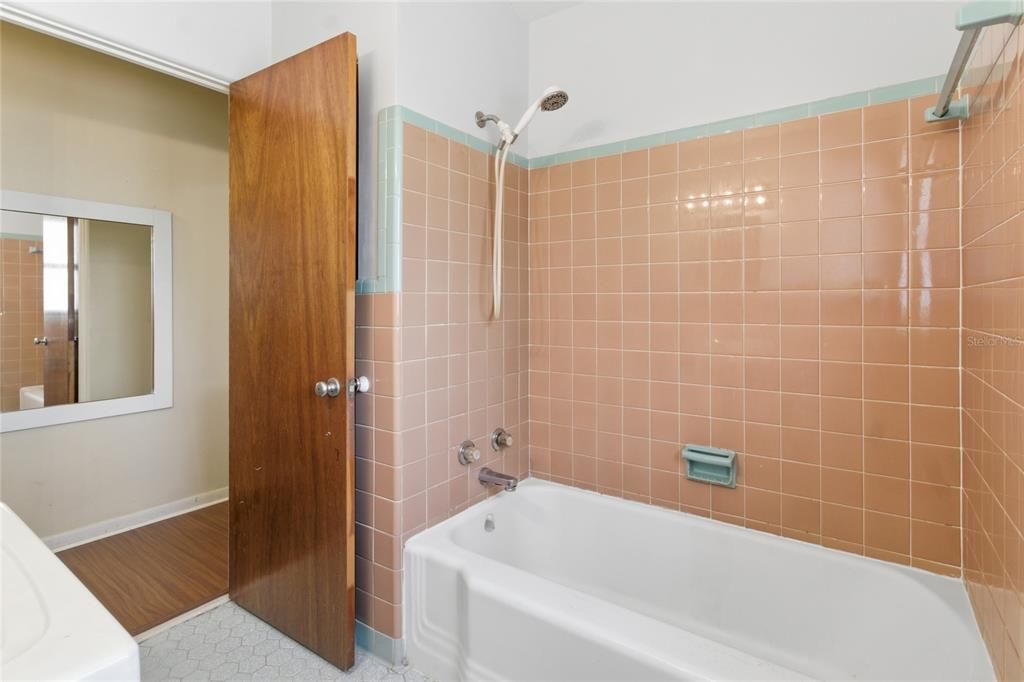 待售: $196,000 (2 贝兹, 1 浴室, 1068 平方英尺)