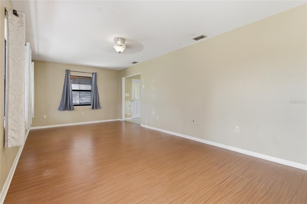 待售: $196,000 (2 贝兹, 1 浴室, 1068 平方英尺)