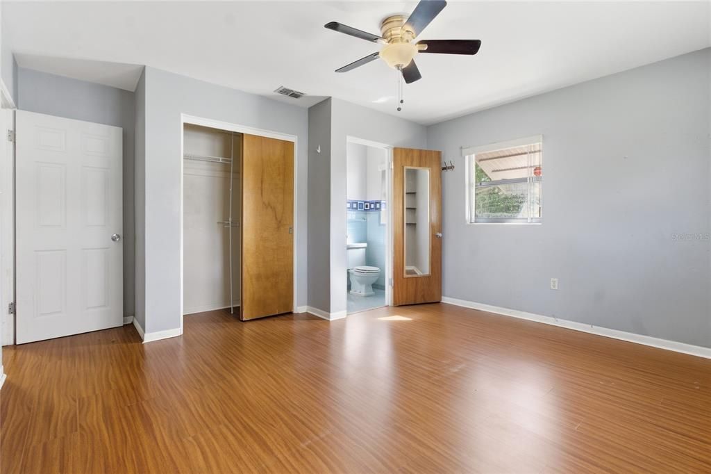 待售: $196,000 (2 贝兹, 1 浴室, 1068 平方英尺)